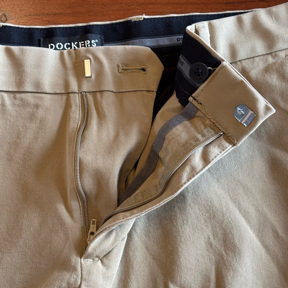 Dockers Men's Light Tan Chinos - Picture 3 of 11